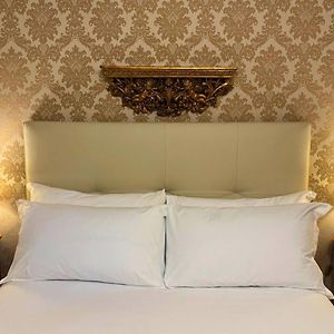 Camera piccola con letto king size